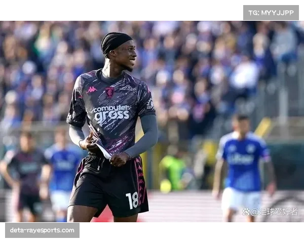 特写：终场哨响，为保级苦战获胜的恩波利球员相拥而泣